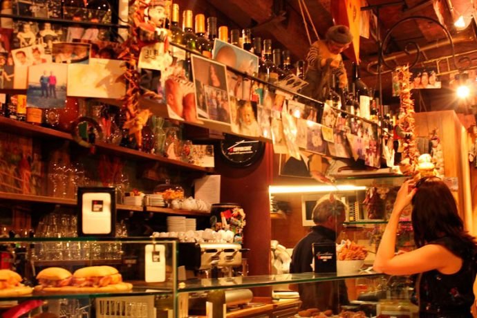 A vida dos venezianos transcorre sem pressa em uma das muitas cafeterias da Serenissima