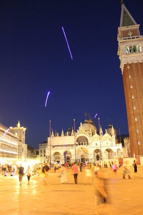 Pequenos brinquedos luminosos recebem os viajantes no céu da Praça São Marco Pequenos brinquedos luminosos recebem os viajantes no céu da Praça São Marco