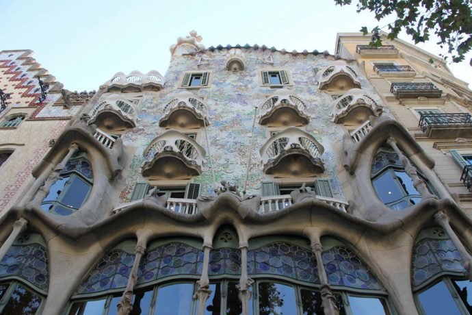 Sua inusitada fachada se apresenta como uma obra original, fantástica e cheia de criatividade