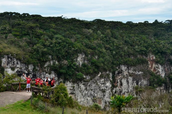 cânion Apreciando o visual do mirante na borda do cânion