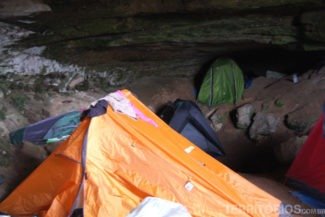 Barracas empilhadas até na caverna