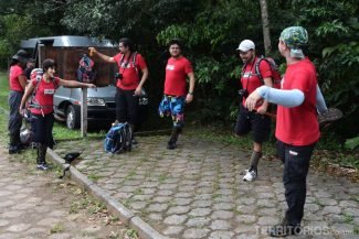 Alongando antes da trilha - roupas devem ser flexíveis Alongando antes da trilha - roupas devem ser flexíveis