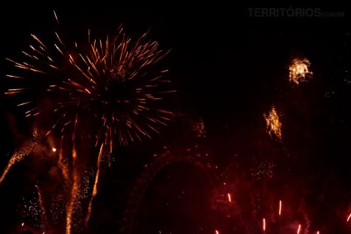 Fogos na beira do rio Thames