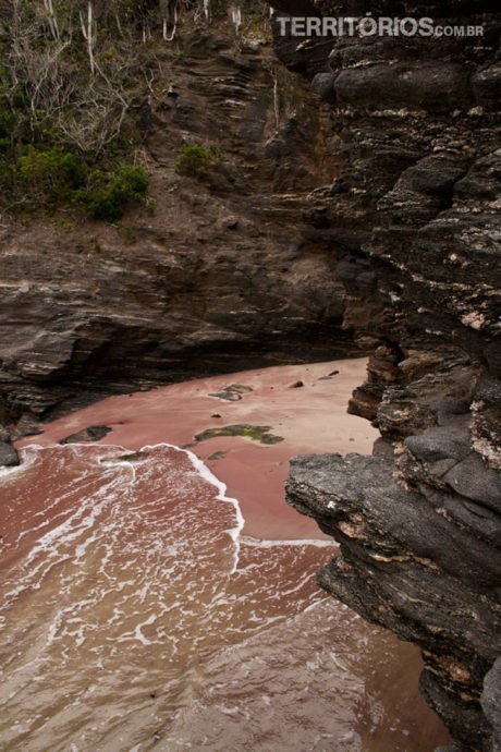 Areia vermelha no canto escondido da Praia do Forno Areia vermelha no canto escondido da Praia do Forno