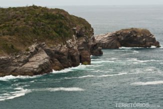 O nome da Praia da Tartaruga vem dessa montanha O nome da Praia da Tartaruga vem dessa montanha