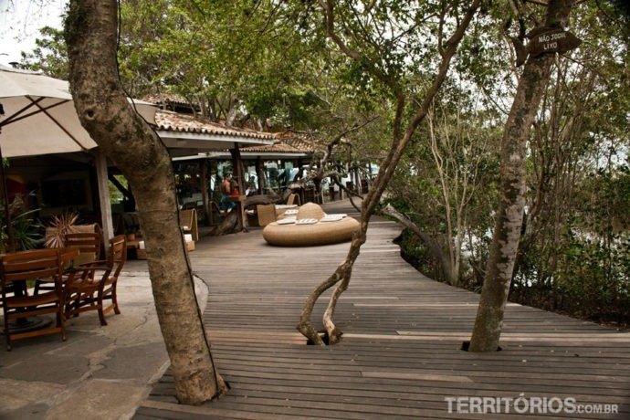 Passarela entre os restaurantes levam para a beira da Praia de Manguinhos