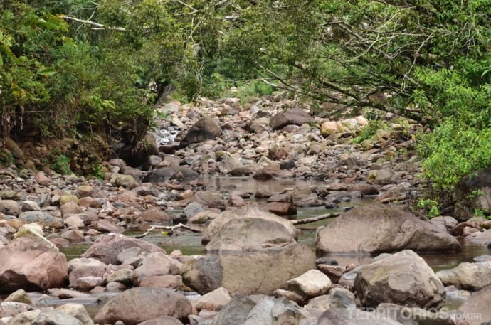 Havia uma pedra no meio do caminho... no meio do caminho havia muitas pedras