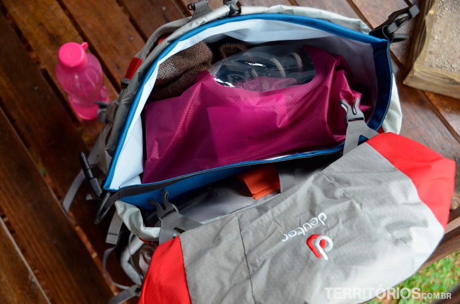 Saco estanque de 20 litros protegeu todo o conteúdo da mochila