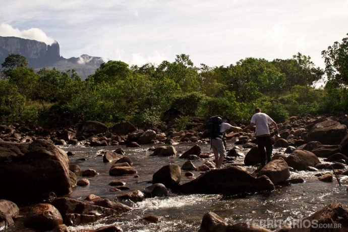 Atravessando o rio Kukenán