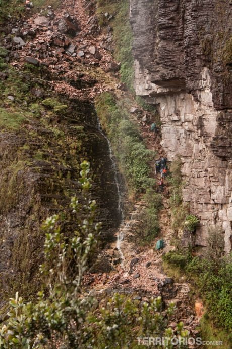 Passamos por baixa da cachoeira Passo das Lágrimas. O pontinho laranja no meio da foto é uma pessoa Passamos por baixa da cachoeira Passo das Lágrimas. O pontinho laranja no meio da foto é uma pessoa