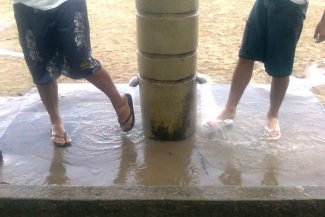 Chuveiro para tirar a areia dos pés Chuveiro para tirar a areia dos pés