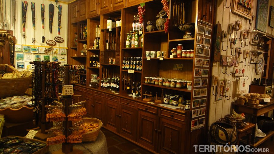 Produtos regionais são vendidos no armazém