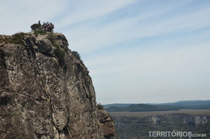 Blogueiros na ponta da pedra que adentra o canyon