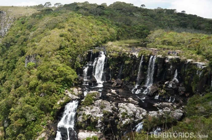 Blogueiros são pontinhos na grandeza da cachoeira do Tigre Preto