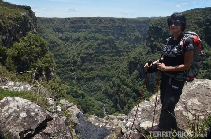 Dá um frio na barriga chegar perto do penhasco e visualizar a cachoeira do Tigre Preto