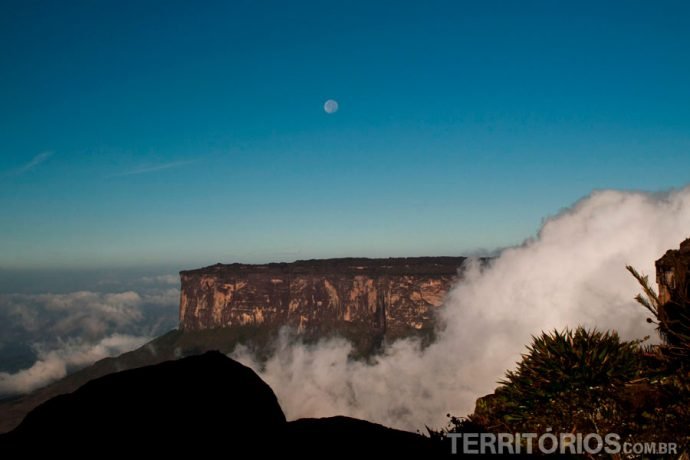 Vista para o Kukenán ainda com lua cheia