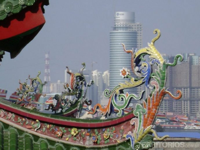 Detalhe de telhado chinês com Xiamen ao fundo