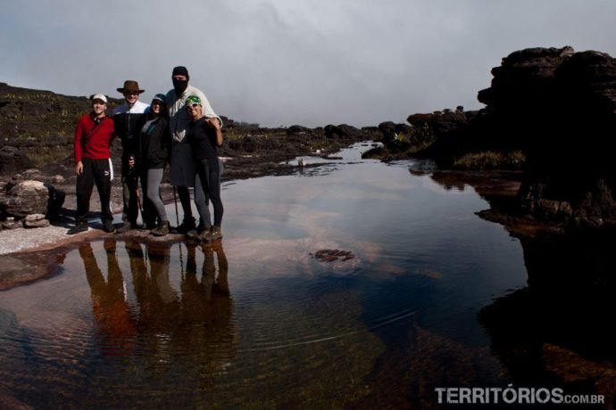 Imagem do grupo reflete na água