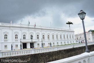 Palácio dos Leões foi erguido pelos franceses sobre o antigo forte Saint-Louis, por isso a muralha de pedra vista de baixo Palácio dos Leões, antiga fortaleza