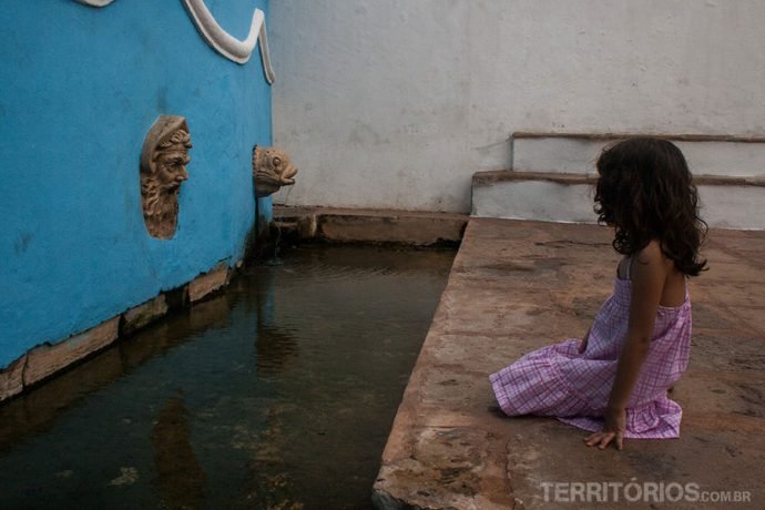 Menina observando a Fonte do Ribeirão