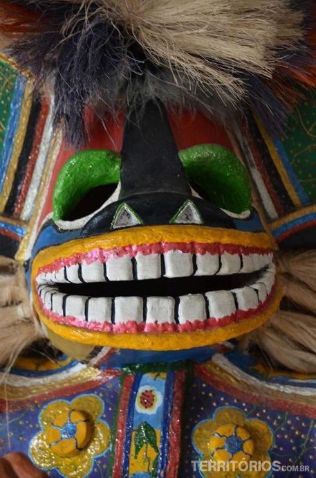Cazumbá, personagem do Bumba Meu Boi, tem a função de afastar o mau Cazumbá, personagem do Bumba Meu Boi, tem a função de afastar o mau