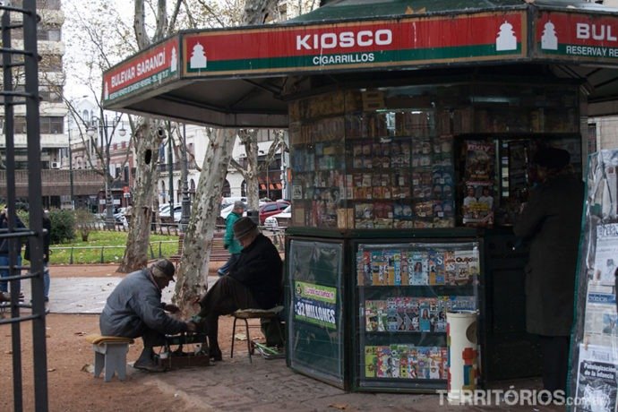 Quiosque tradicional e rotina dos uruguaios
