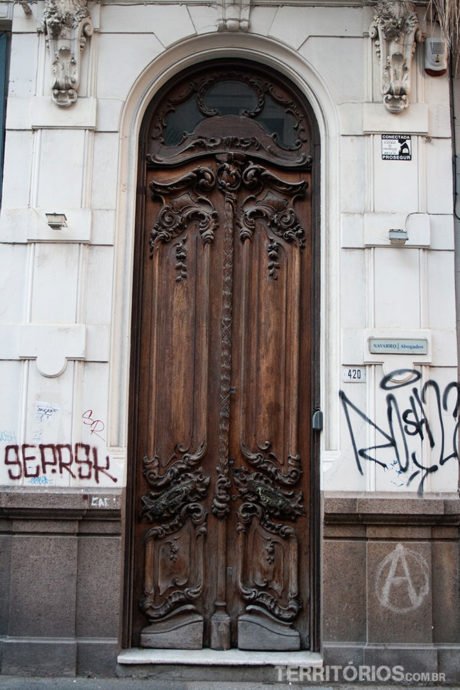 Preste atenção às portas, uma mais linda que a outra Preste atenção às portas, uma mais linda que a outra