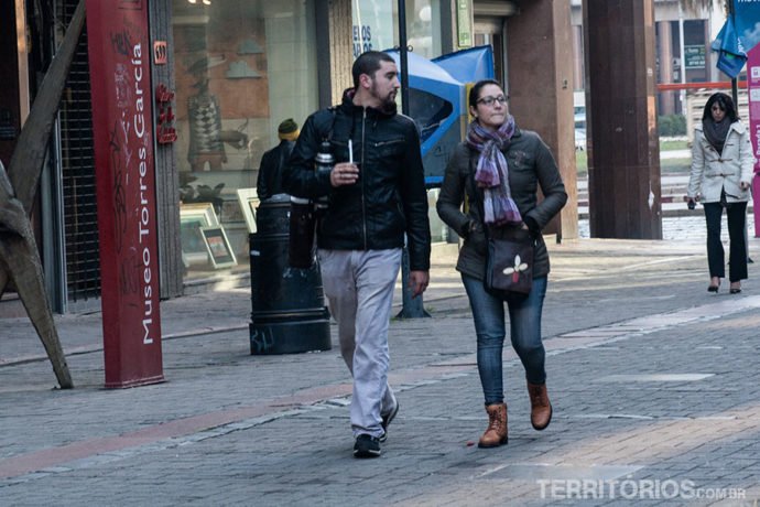 Gaúchos caminham e tomam mate Gaúchos caminham e tomam mate