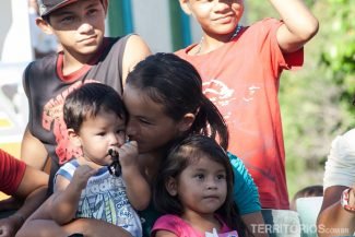 Visita em comunidade ribeirinha em dia de festa Visita em comunidade ribeirinha em dia de festa