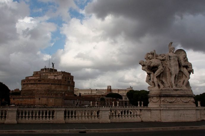 Ponte e Castelo Sant'Angelo no fundo