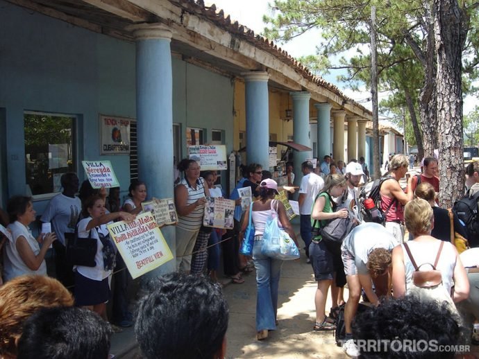 Cubanos pedindo esmola e oferecendo serviços aos estrangeiros em tom de desespero