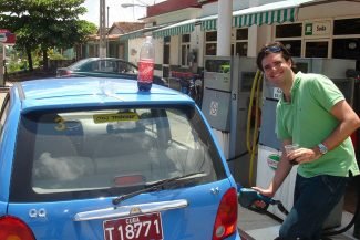 Abastecendo o carro e tomando Tropicola Abastecendo o carro e tomando Tropicola