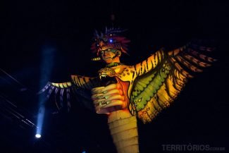 Boneco entra voando (puxada por guindaste) e se posiciona na arena Boneco entra voando (puxada por guindaste) e se posiciona na arena