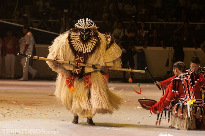 O ritual atinge a apoteose quando o Pajé (André Nascimento) entra em cena