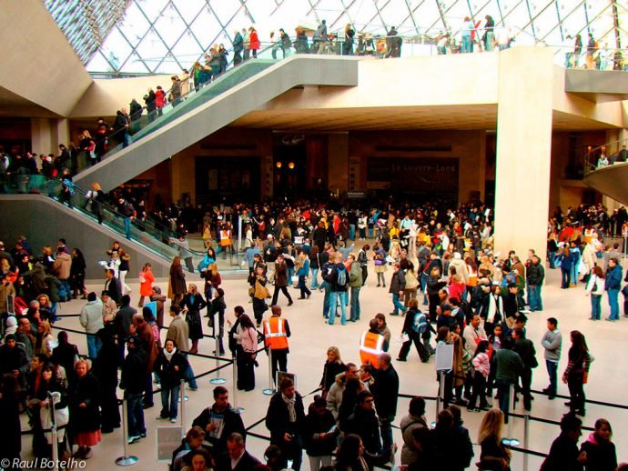 Fila para ingresso no Louvre
