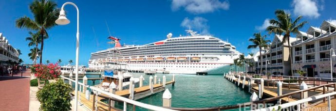 Cruzeiro atracado no Pier do hotel