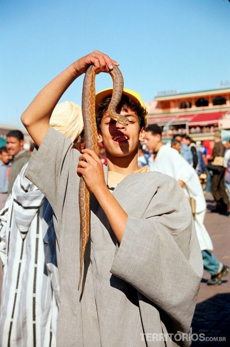 Brincando com cobras na praça Djema El Fna - Marrakech como nos filmes