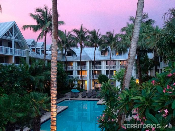 Westin Resort com lindo céu avermelhado ao pôr-do-sol