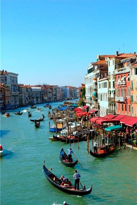 As gôndolas apresentando veneza