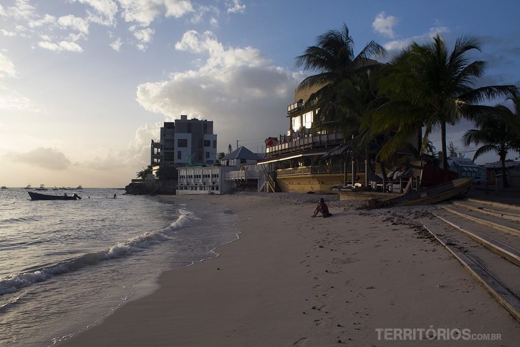 A praia tranquila durante o pôr do sol