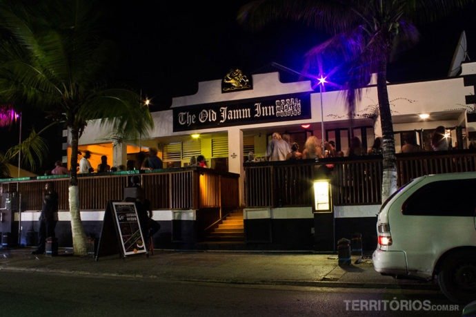 Bar de reggae com música ao vivo