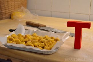 Passamos uma tarde tendo aula de pasta com uma nona italiana em Bolonha