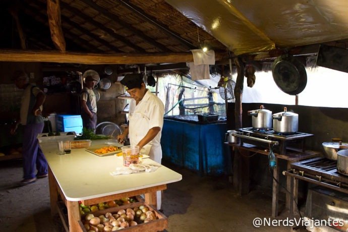 A cozinha e Nelson preparando o almoço