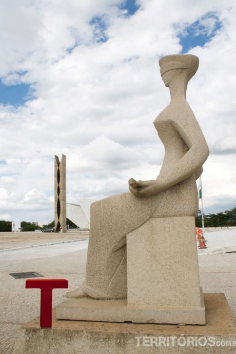 Em frente ao Palácio da Justiça, em Brasília Em frente ao Palácio da Justiça, em Brasília