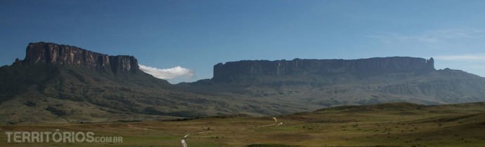 Kukenán e Roraima em dia ensolarado