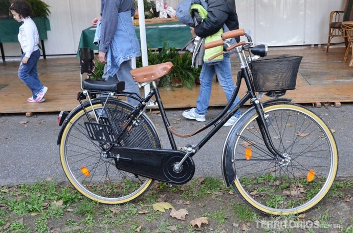Bicicletas por todos os lados na Itália. Esta parada na praça de Bondeno
