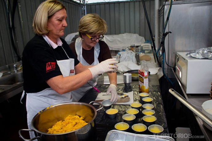 Senhoras preparam o antepasto para o jantar em Bondeno
