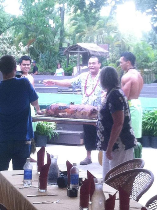 Tradicional comida e dança Polinésia (nosso porco no rolete) Tradicional comida e dança Polinésia (nosso porco no rolete)