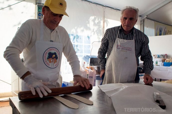 Os padeiros preparando o pão de forma artesanal em Bondeno