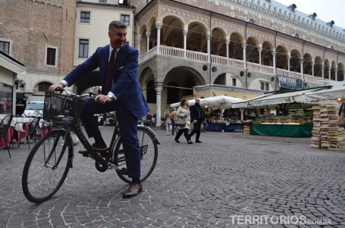 Praça central em Padova e ciclista